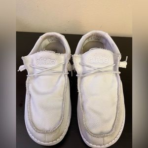 Men’s size 9 Arctic white Hey Dudes